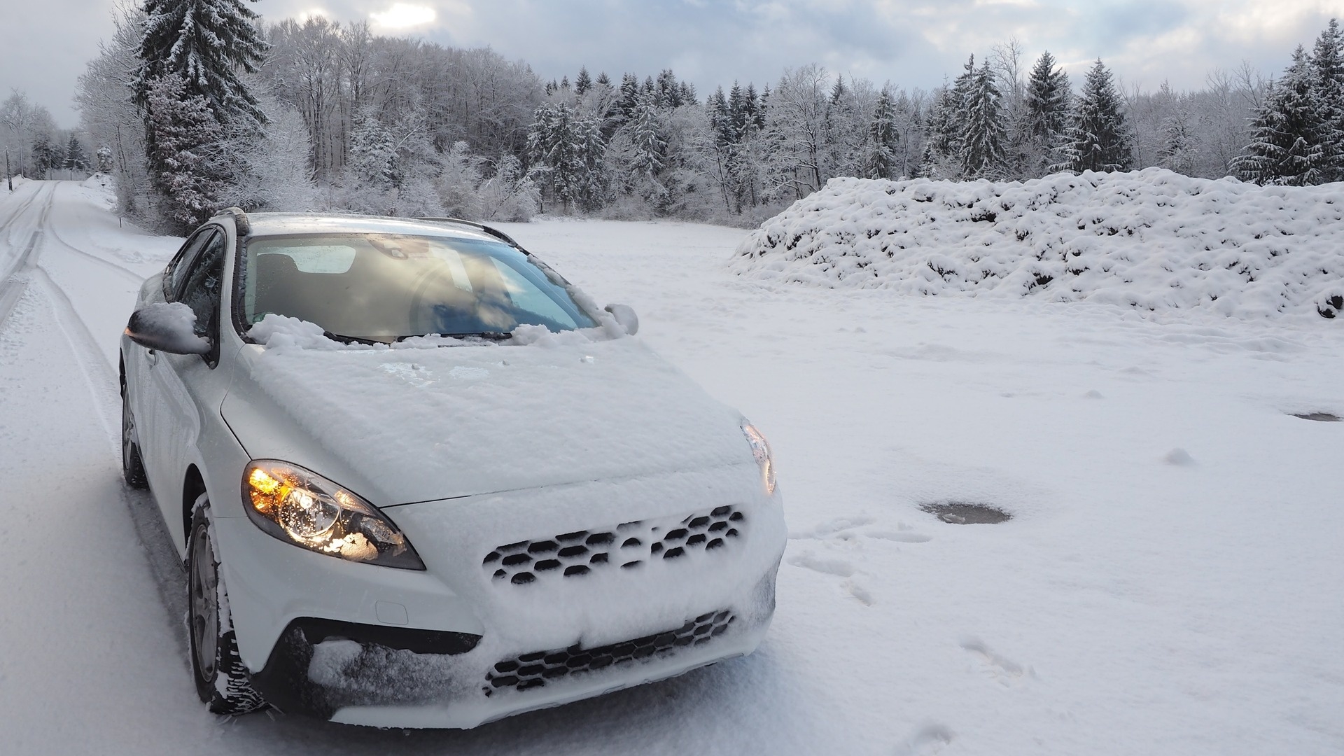 Зимой наверное. Volvo s40 Snow. Серебристая машина в снегу фото. Автомобильный номер в снегу. Машина зима.