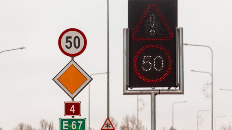 Tallinna-Tartu maanteel käivitusid uued muutuvteabega liiklusmärgid
