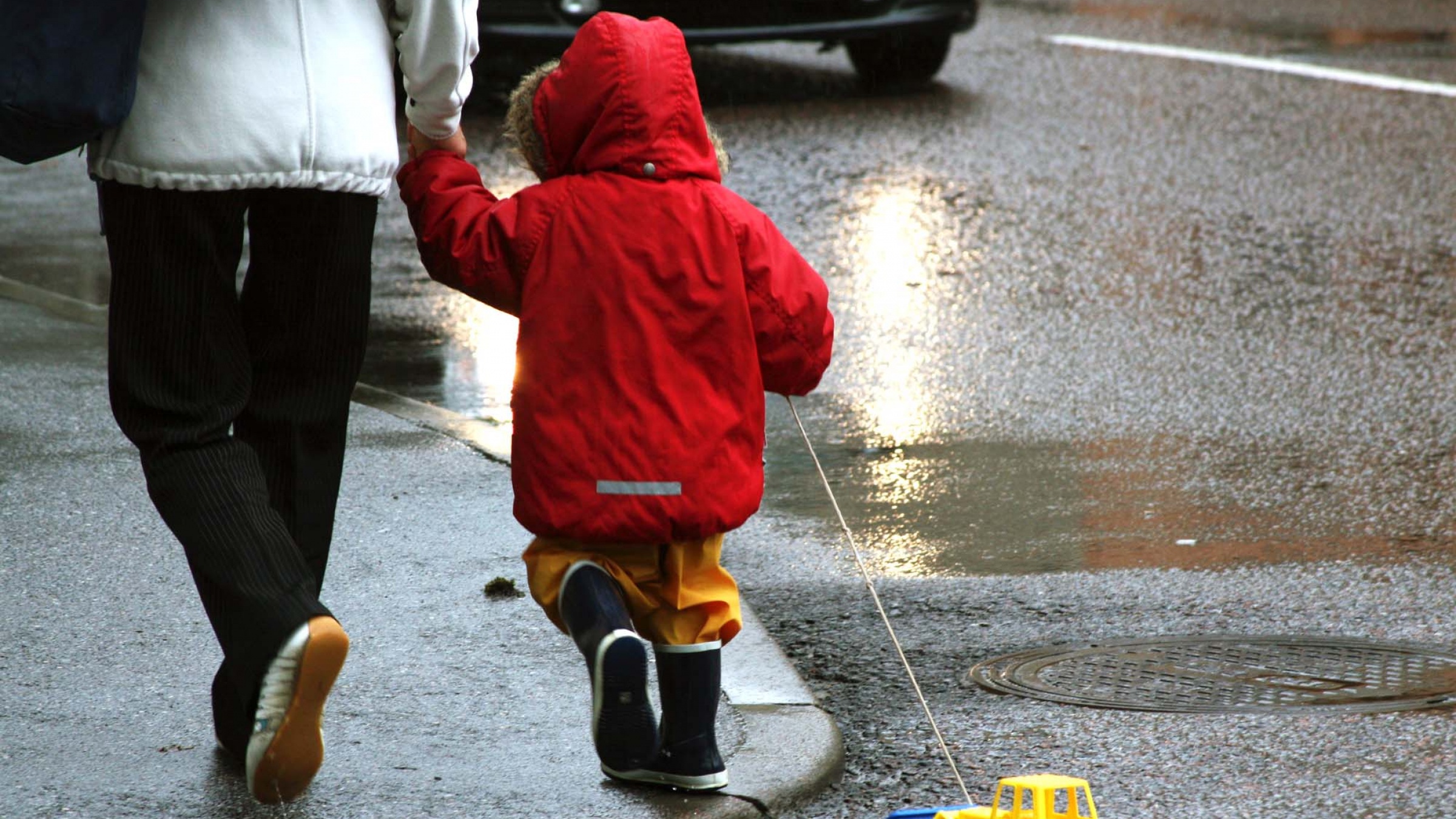 Бывший ходит по пятам. Тротуар для детей. Дети на дороге зима. Дети переходят дорогу зима. Тротуар для пешеходов для детей.