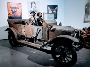 Esimese Maailmasõja järel leitud auto, mis on taastamata kujul eksponeeritud.