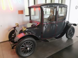 Milburn Electric 22 "Brougham". Elektriauto aastast 1916. Sõiduulatus oli 80 kilomeetrit, tippkiirus 25 km/h. Toodeti 4000 autot.