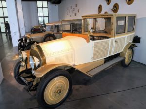1921. aasta Lancia Kappa. Sõitja sai juhiga suhelda "telefoni" abil.