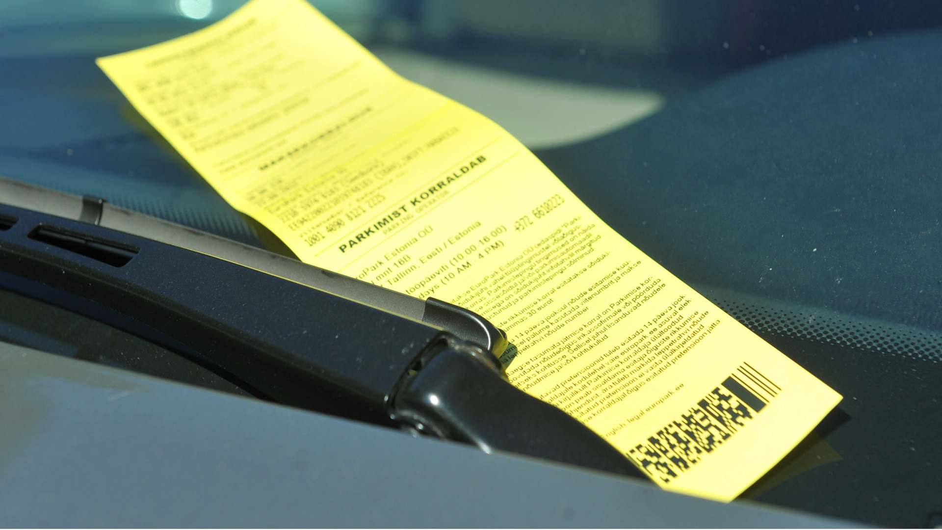 Штрафы за парковку на лобовом автомобилей