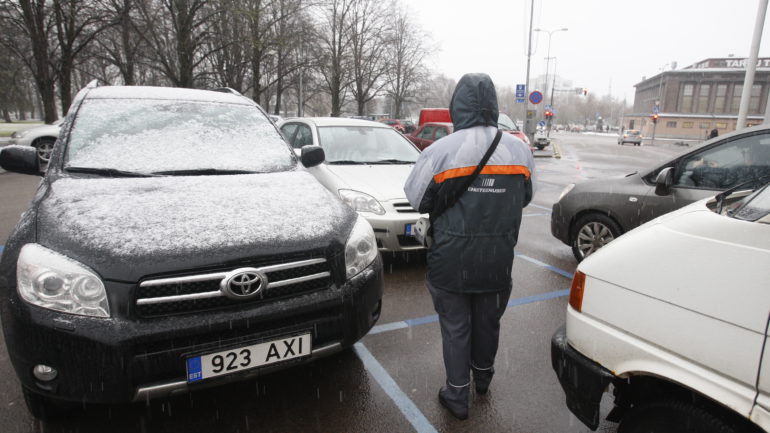 Jüri Luud: miks on elektriautode tasuta parkimise jaoks vaja ametniku sekkumist?