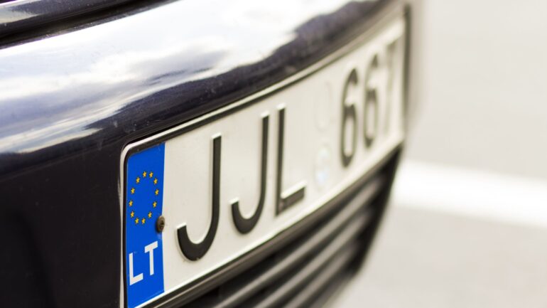 Kaua tohib välismaalt toodud sõidukiga sealse numbrimärgiga Eestis sõita?