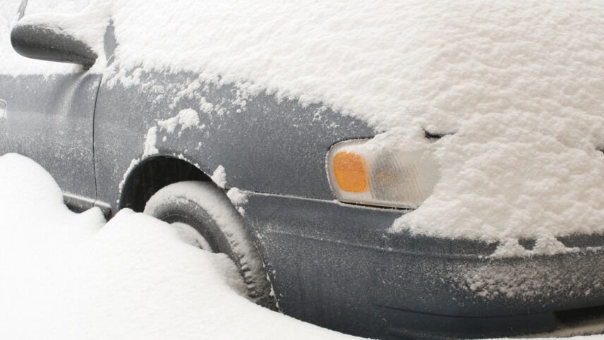 Lumetormi tõttu variseb maja ees parkinud autole korralik lumepahmakas – kas kindlustus aitab?