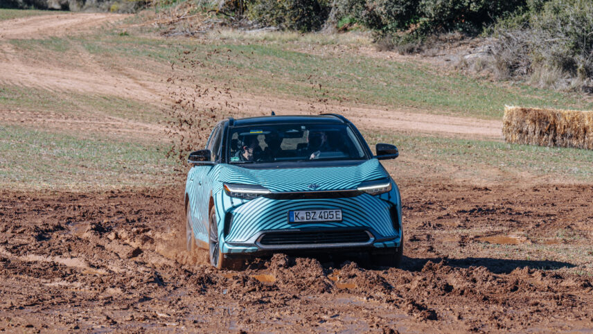 Eksklusiivne proovisõit: Toyota esimene elektriauto bZ4X paneb suurt rõhku maastikuomadustele