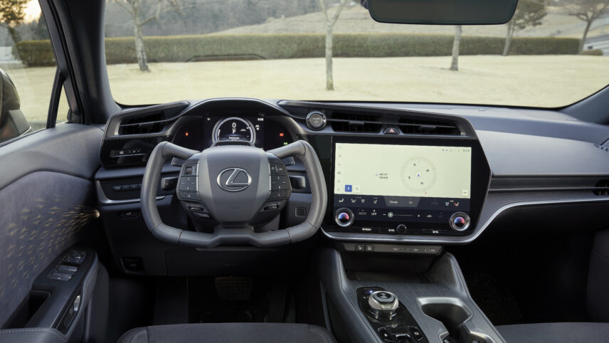 Lexus avalikustas oma täiesti uue elektriauto RZ, mida saab tellida ka omapärase rooliga
