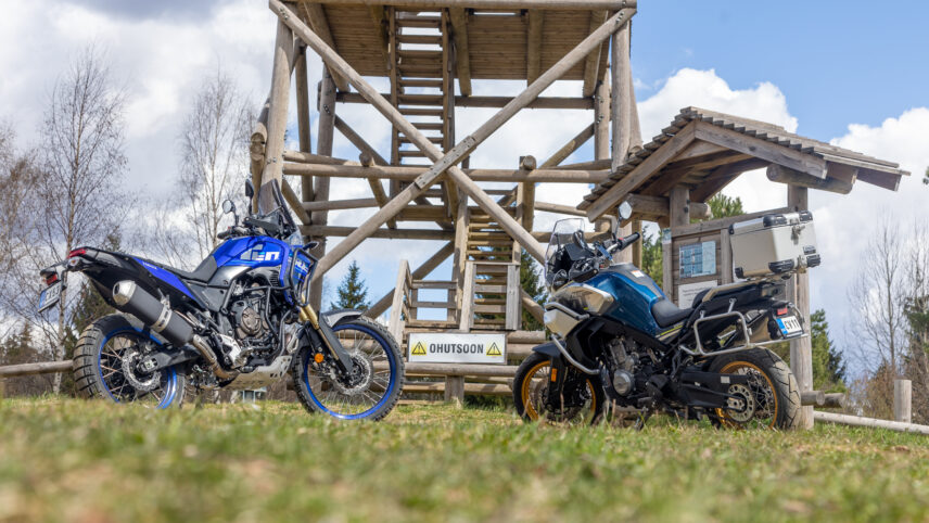 Tsiklimaailma linnadžiibid CFMoto 800 MT Touring ja Yamaha 700 Tenere lähenevad seiklusrattale väga erinevalt