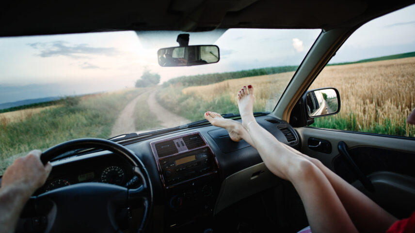 Kas võin sõidu ajal panna jalad armatuurlauale või sõita käsi aknast väljas?