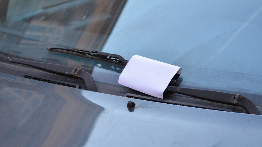 Kas parkimisplatsil õnnetuse põhjustades võin paberilipiku jätta ning sündmuskohalt lahkuda?