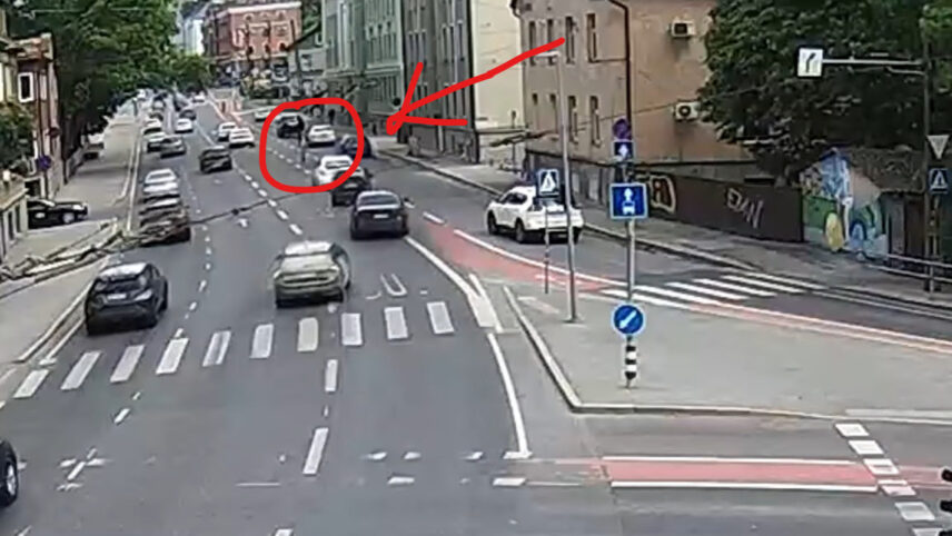 Video: kas sellel Tallinna tiheda liiklusega ristmikul on lubatud rattaga vastassuunas sõita, kui seal on rattarada?