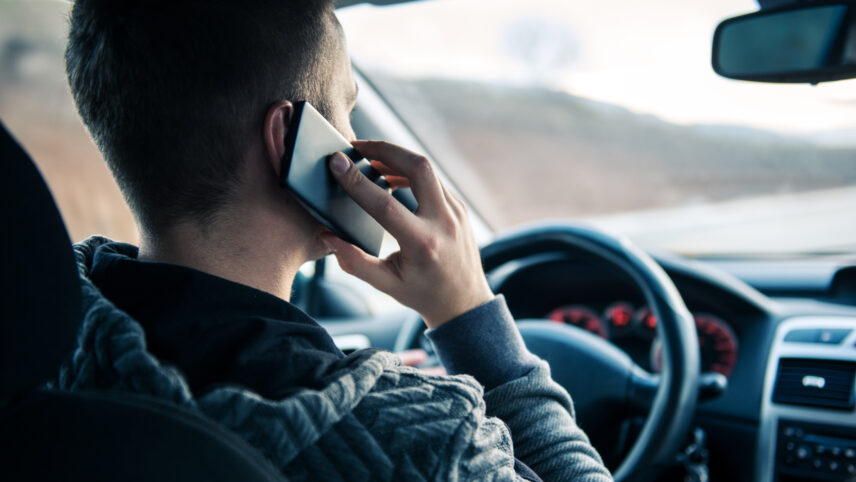 Uuring: koguni kolm juhti neljast kasutavad sõidu ajal mobiiltelefoni