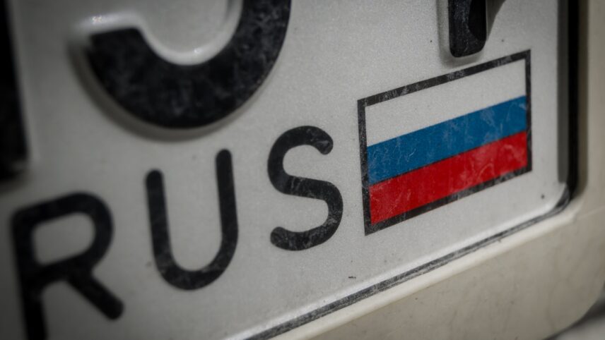 Venemaa jagab Ukrainas okupeeritud aladel  autonumbreid, mis Euroopas ei kehti. Kuidas neid ära tunda?