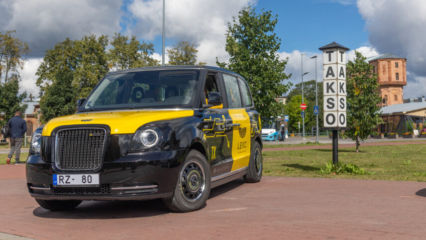 Proovisõit: briti takso sõidab elektriga ja on väga kallis, aga millised on sõiduomadused?