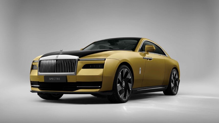 Rolls-Royce avalikustas lõpuks oma elektriauto Spectre, mille tähistaevas on kolinud ka ustesse
