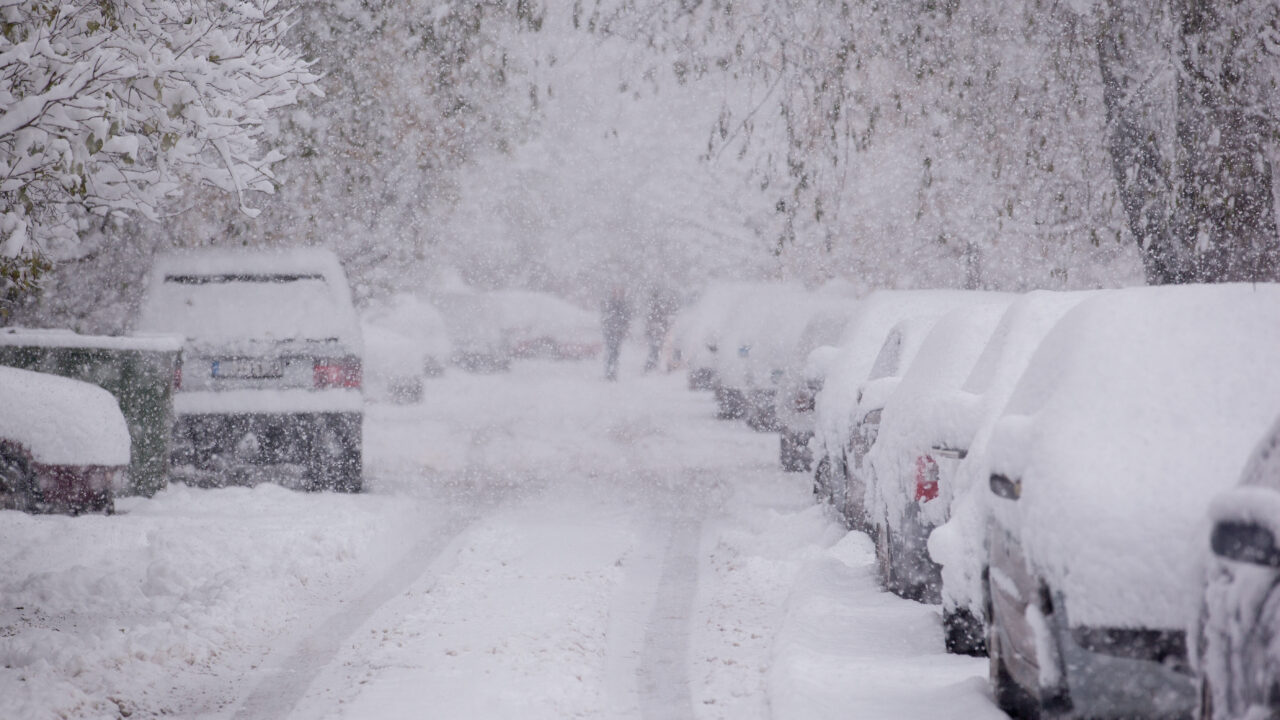 Hoiatus: Eestit väisav lumetorm teeb teeolud põrguks