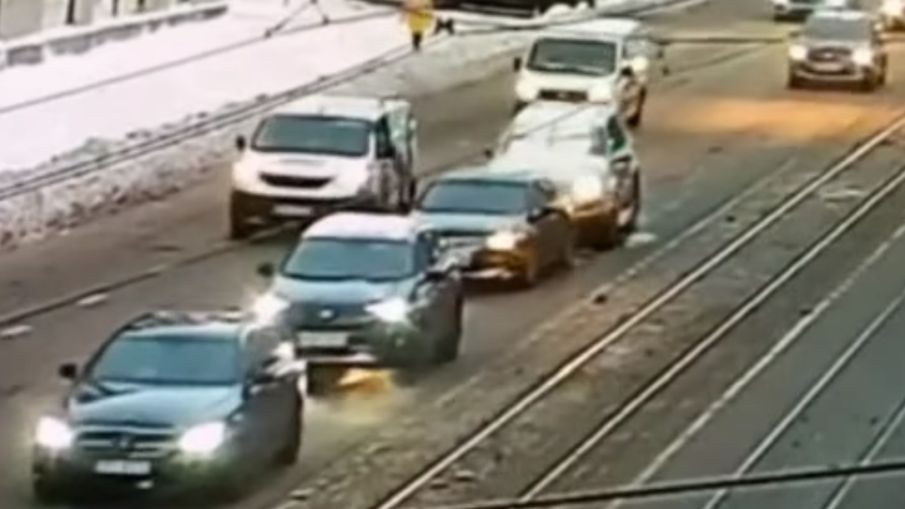 Video: tulemuslik, aga väga vale viis lume eemaldamiseks auto katuselt