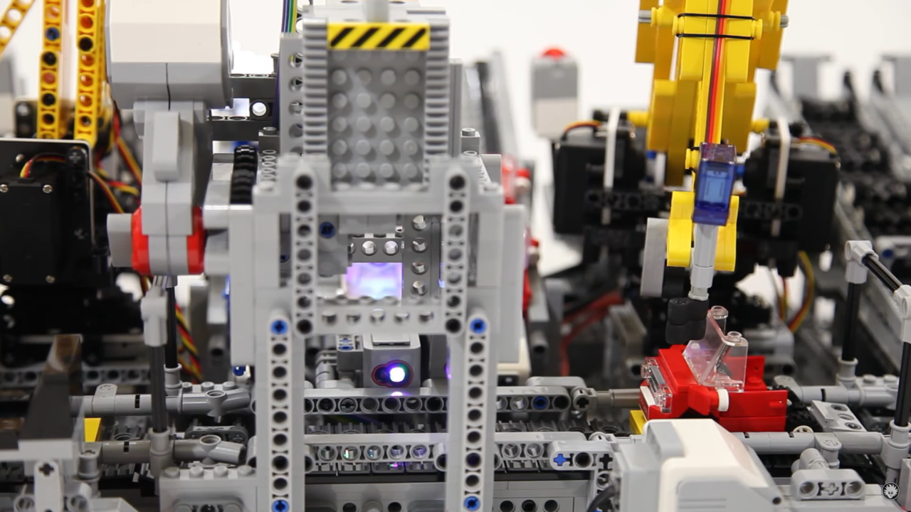 Video: Legodest valmistatud autotehas toodab väikeseid Lego sõidukeid