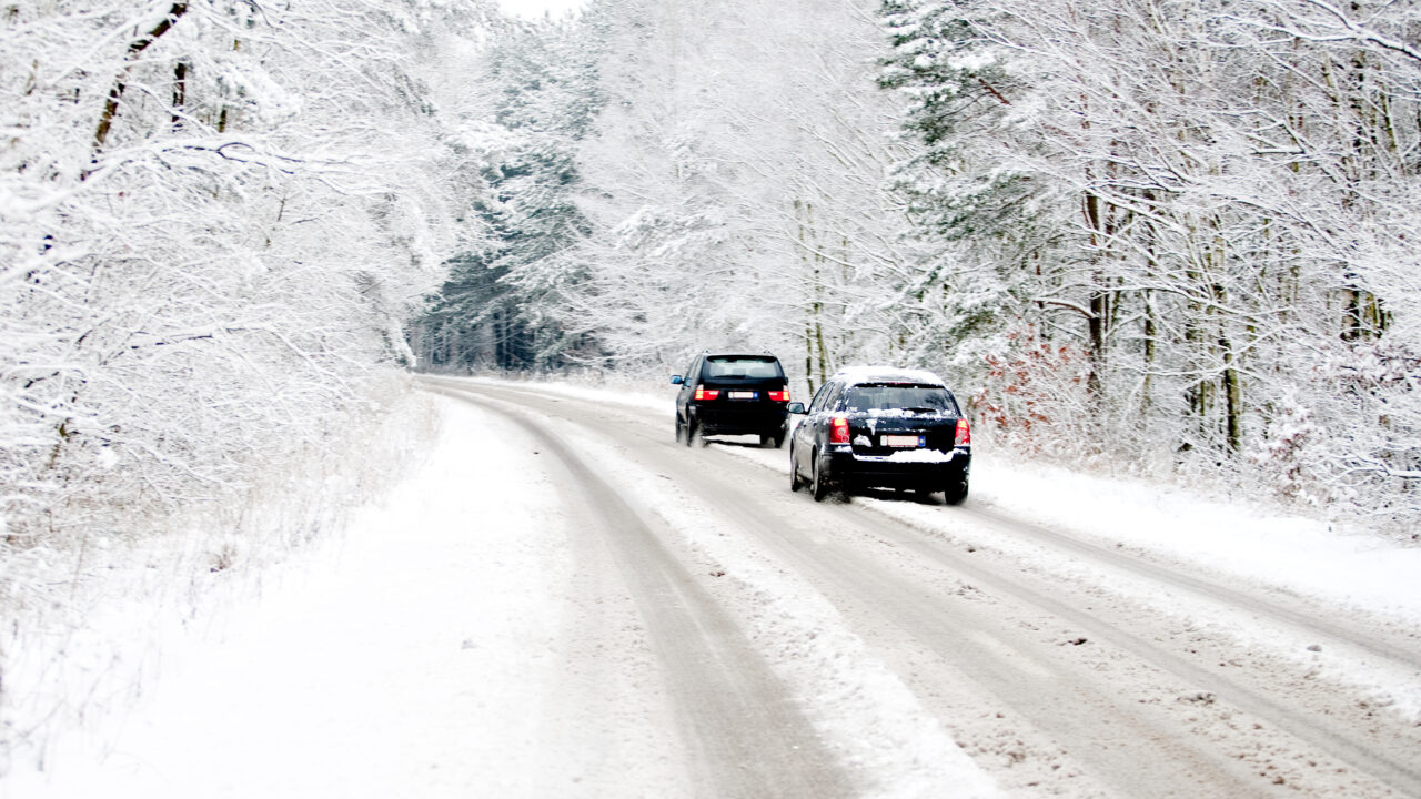 Ettevaatust: lumesadu on muutnud teeolud keeruliseks