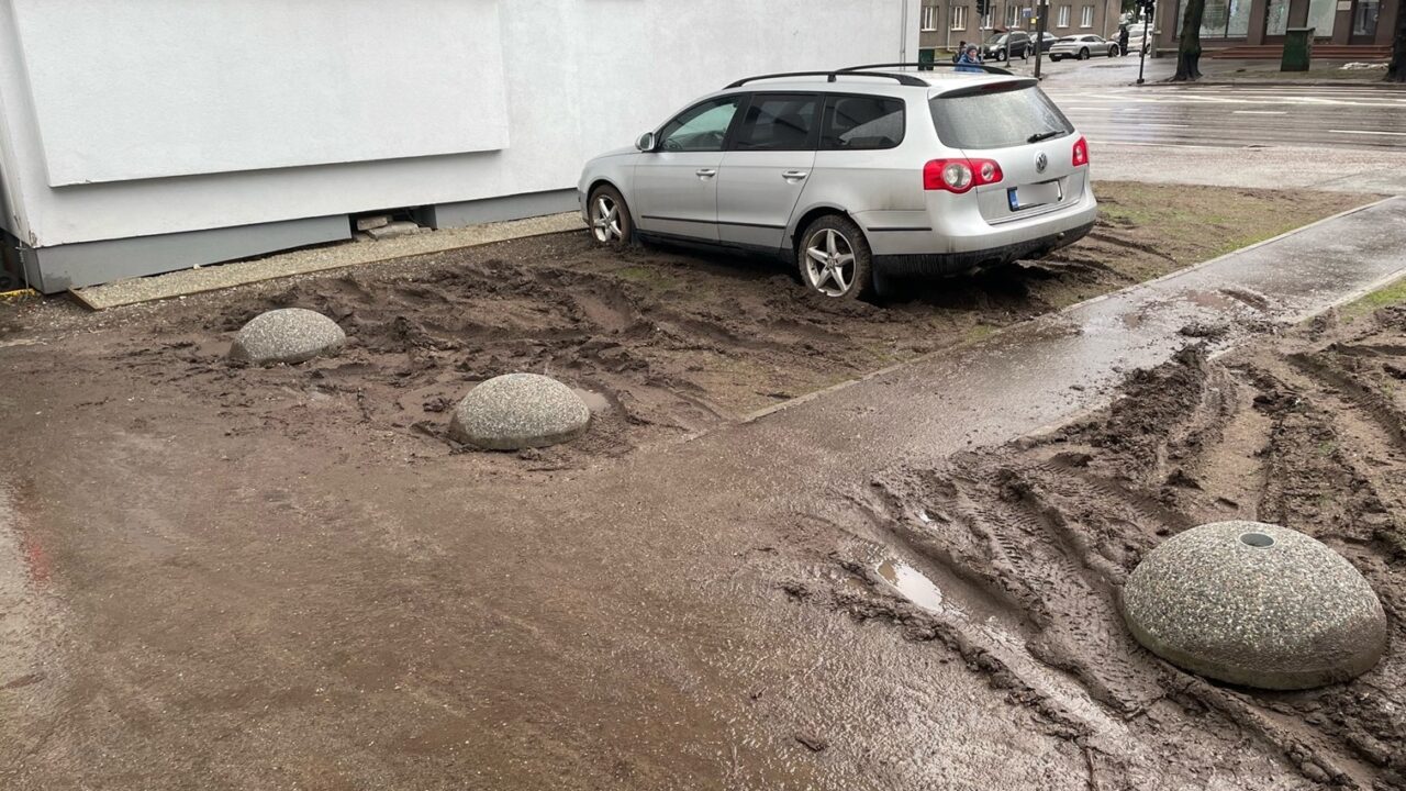 Tallinn hakkab tegelema kõnniteedel parkimise probleemiga neljal erineval moel