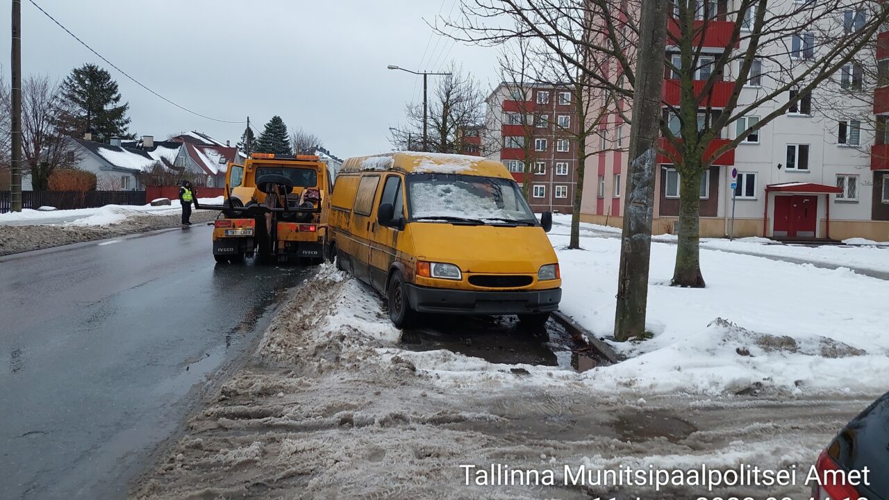 Mullu teisaldati Tallinnas üle 500 mahajäetud sõiduki, aga mis vahe on uinuval- ja romusõidukil?