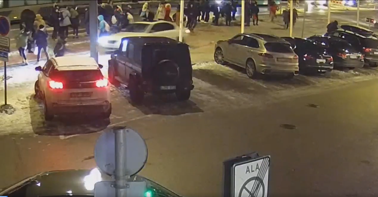 Politsei selgitab, mis viis Tallinnas selleni, et auto rahvahulka sõitis