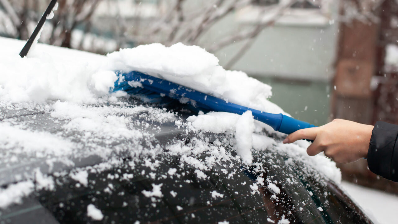 Varu aega: kuidas autot talvehommikul õigesti puhastada?