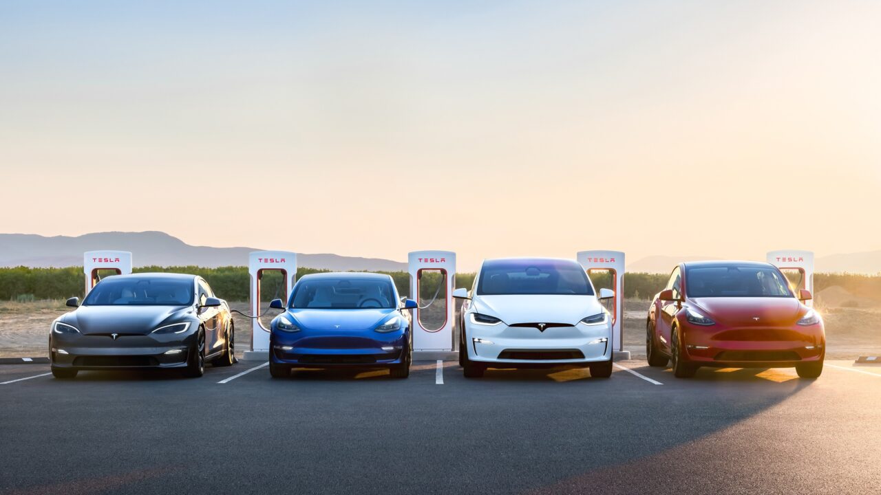 Tesla kutsub isejuhtimise tarkvara tõttu Ameerikas tagasi 363 000 autot