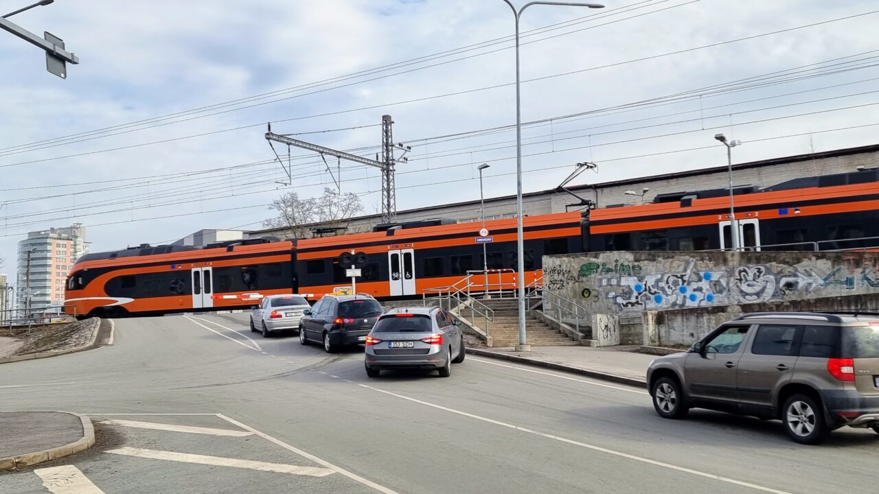 Miks peab Eestis ootama tõkkepuu taga juba siis kui rong alles jaamas peatub?