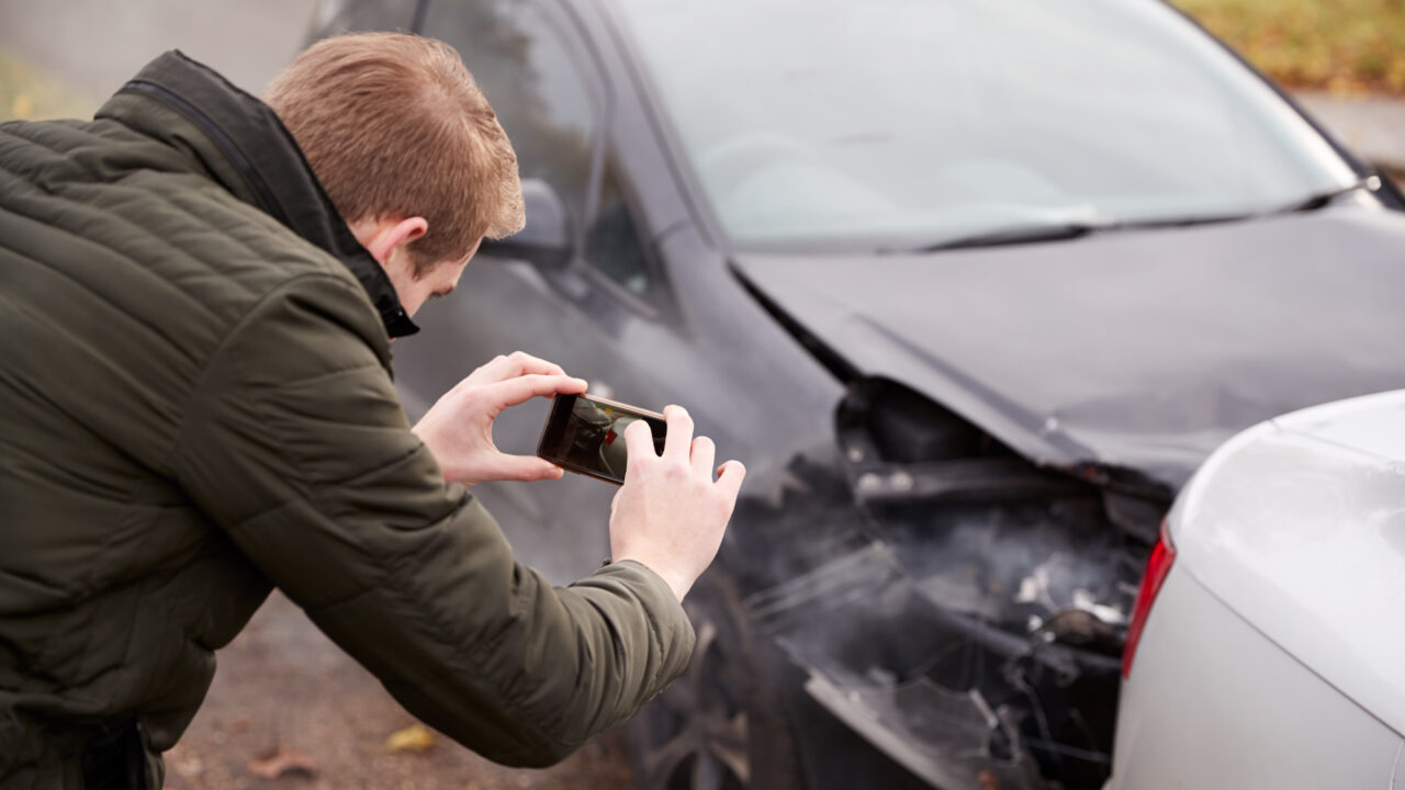 Kindlustusjuhtumi pildistamine: kas olulised on sõiduki kahjustused või miski muu?