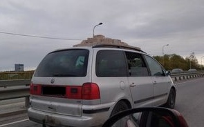 Tartus vedas mees auto katusel telliskive