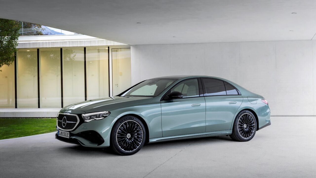 Mercedes-Benz esitles uut E-klassi, mis on eelkäijast tunduvalt ruumikam