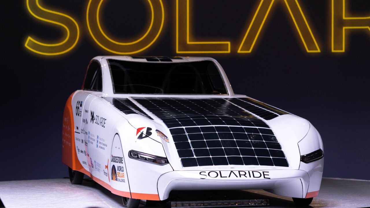 Solaride esitles maailmameistrivõistlustele suunduvat päikeseautot