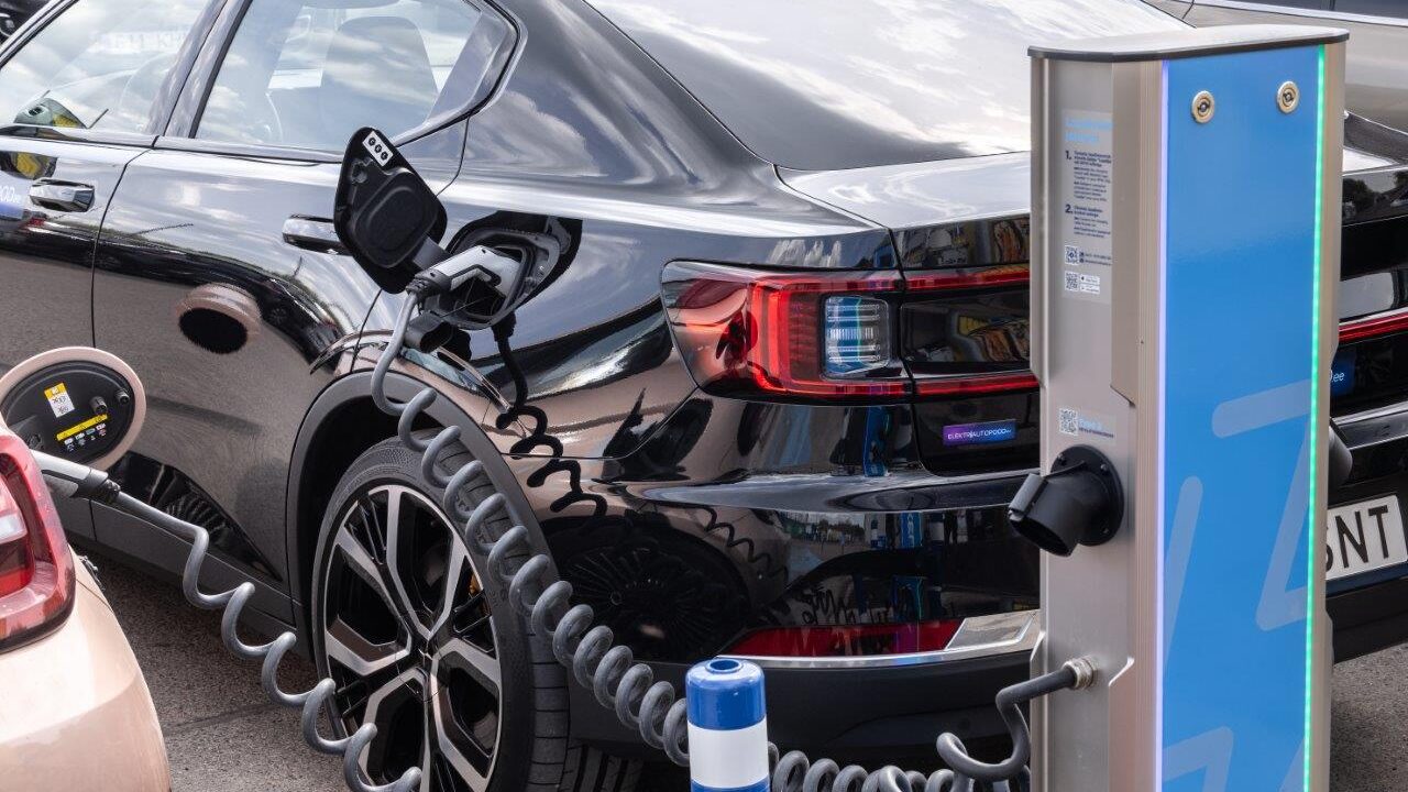 Alexela uue äpiga saab jaaniajal elektriautosid laadida ühe sendiga kilovatt-tunni eest