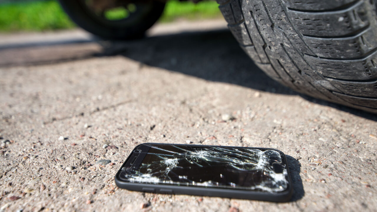 Kas kindlustus aitab, kui autoõnnetuses läheb telefon katki?
