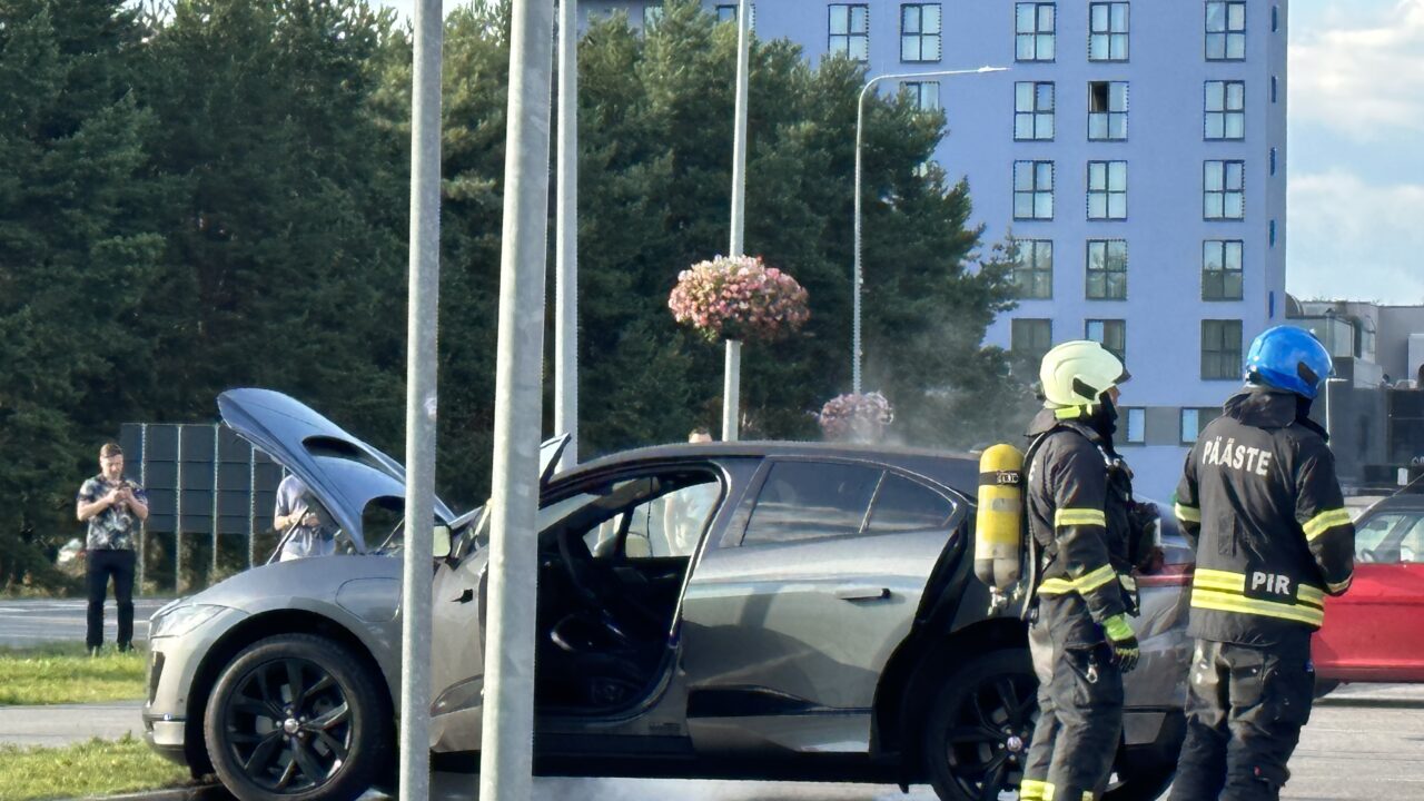 Päästeamet: Eestis on sel aastal põlenud 176 maismaasõidukit, millest kaks on olnud elektriautod