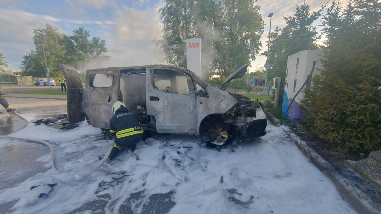 Video ja fotod: vaata, kuidas päästjad kustutasid Jüris põlenud elektrikaubikut
