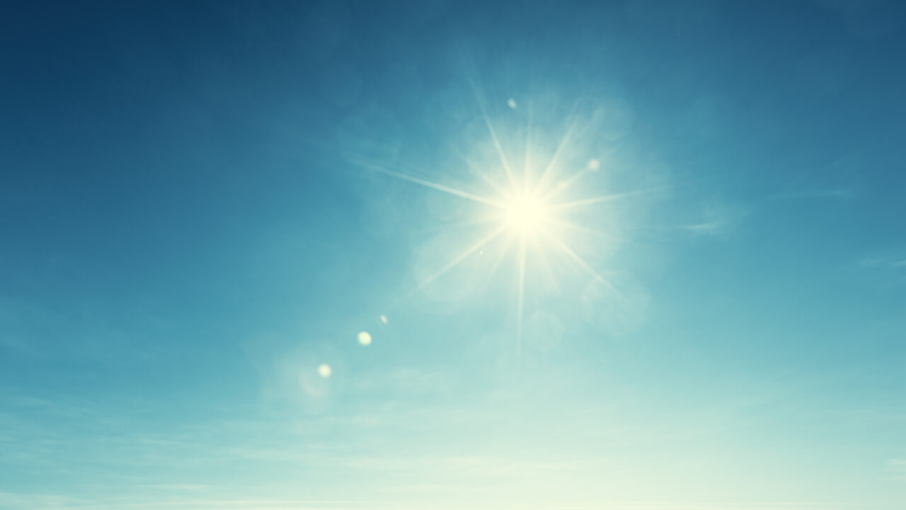 Ere päike võib autojuhte kibmutada igal aastaajal. (c) Foto: Shutterstock