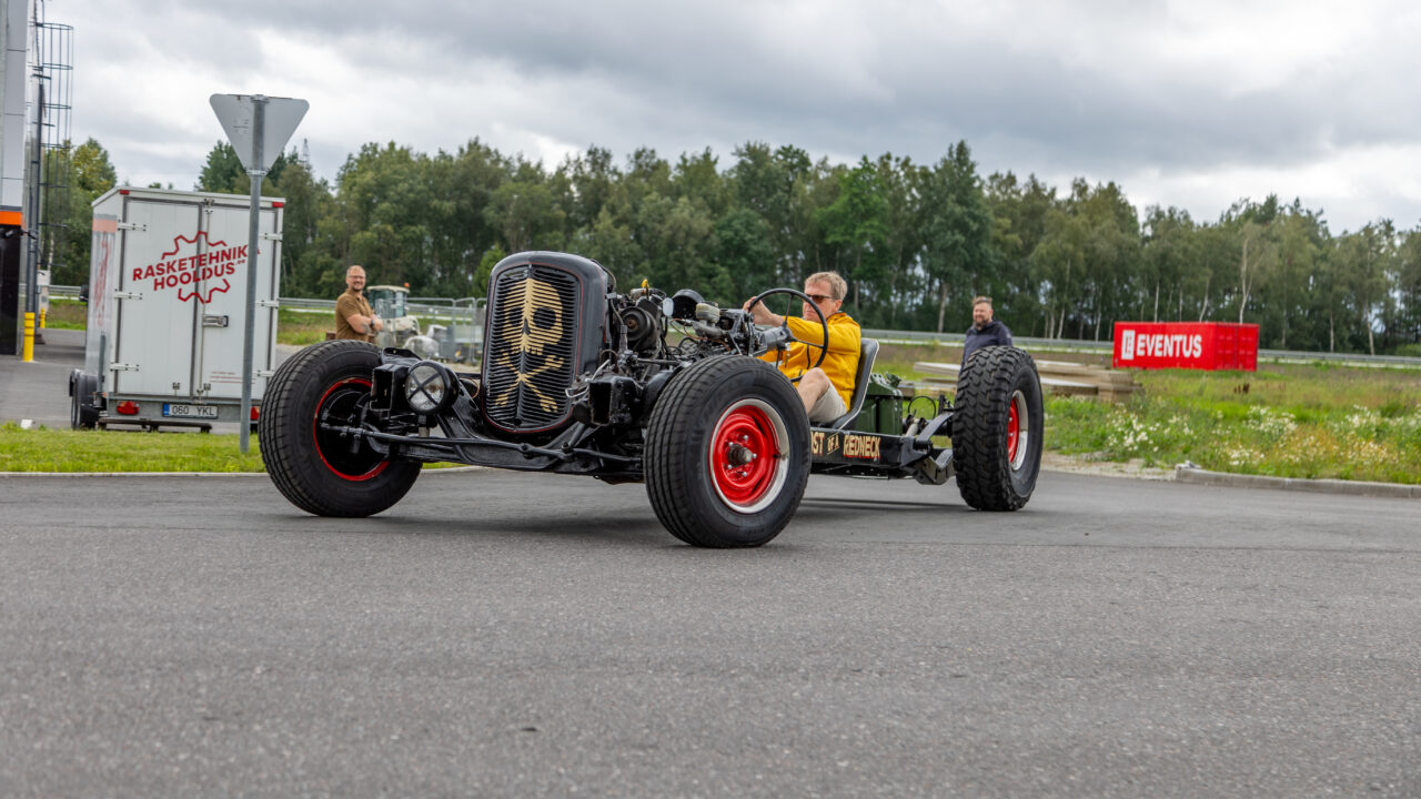 Eestis ehitatud hot rod: vähem asju tähendab ju kergemat ja seega kiiremat autot!