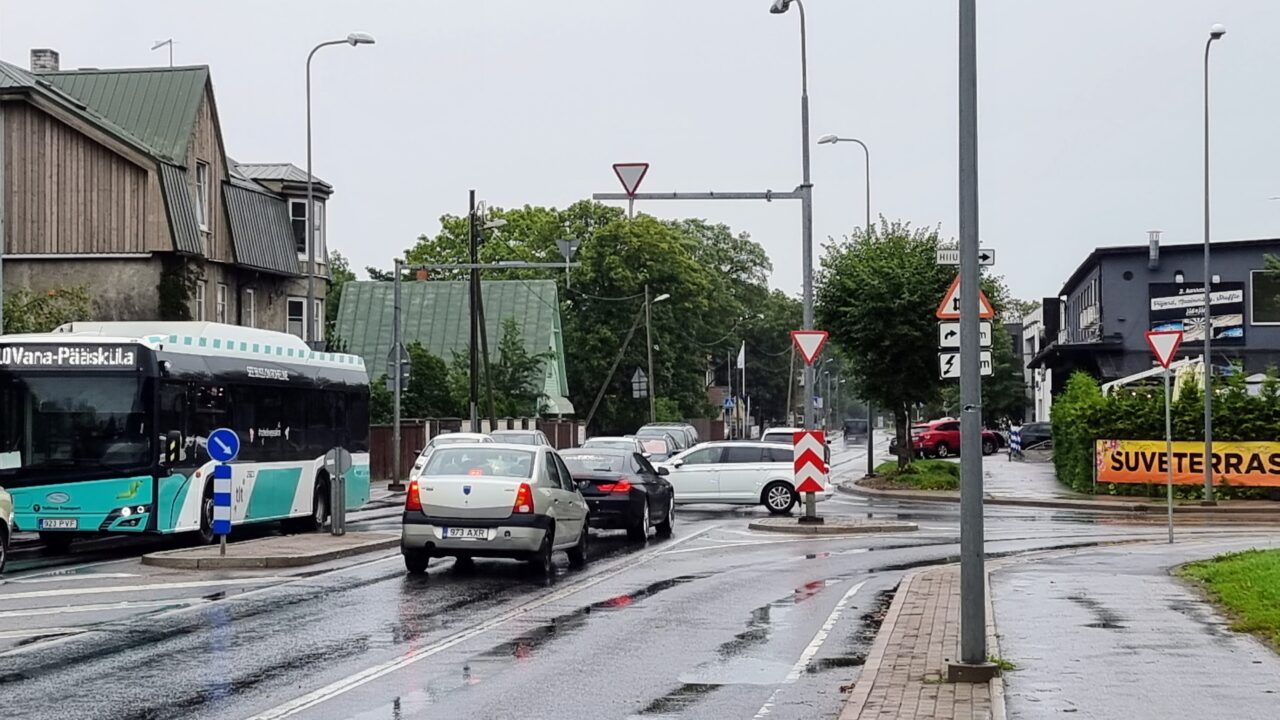 Keeruline liiklussõlm: Hiiu tänava ja Pärnu mnt ohtlik ristmik – kas saaks ka paremini?