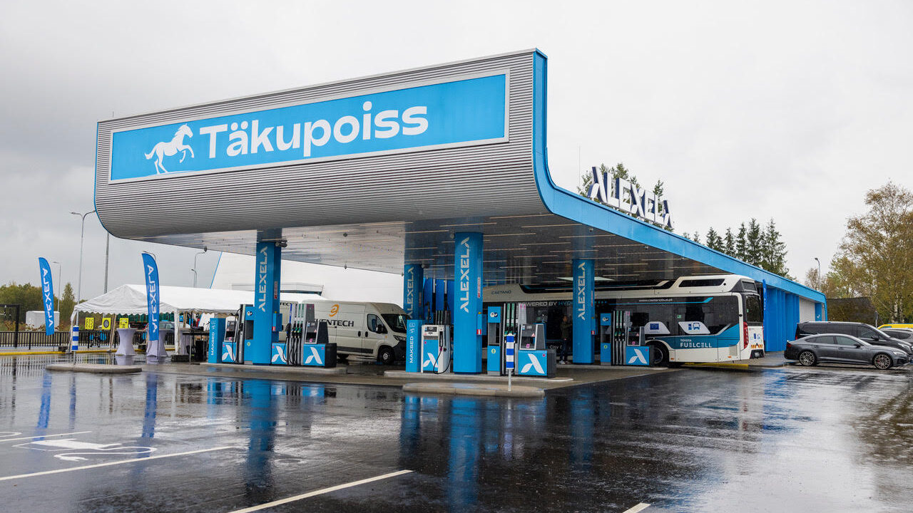 Alexela avas uue teenindusjaama Täkupoiss, kus on muuhulgas Eesti võimsaim elektriautode laadija