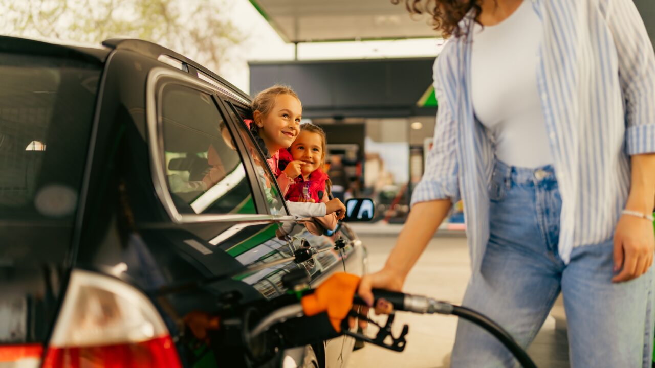 Tanklad pole mänguväljakud: kütust tankides hoia lapsed ja lemmikloomad autos