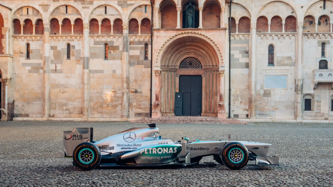 Hea võimalus soetada Lewis Hamiltoni Mercedes-AMG F1 vormelauto