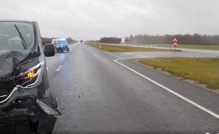 Politsei video: kui sõiduteel seisab vilkuritega auto, siis ilmselt põhjusega