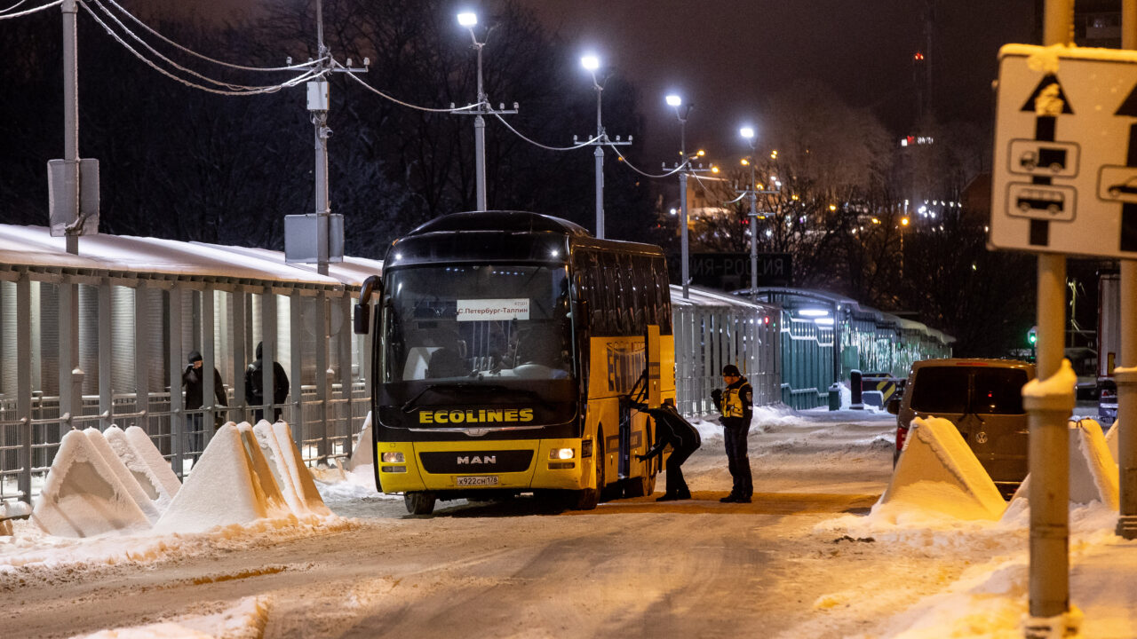 Narva piiripunkt suletakse autodele määramata ajaks thumbnail