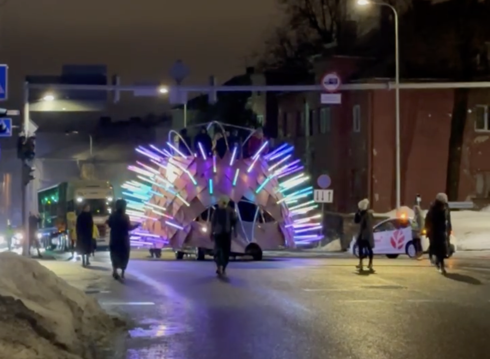Video: öise Tartu liikluse blokeeris polisei eskorditud “mutantauto” thumbnail
