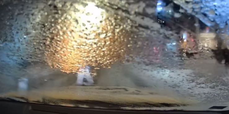 Ehmatav video: puhastamata esiklaasiga auto ajas jalakäija alla thumbnail