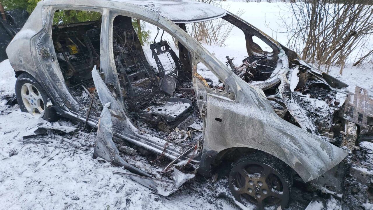 FOTOD: Järjekordne elektriauto põles maatasa. Omanik selgitab, mis tema arvates võis põlengu põhjustada