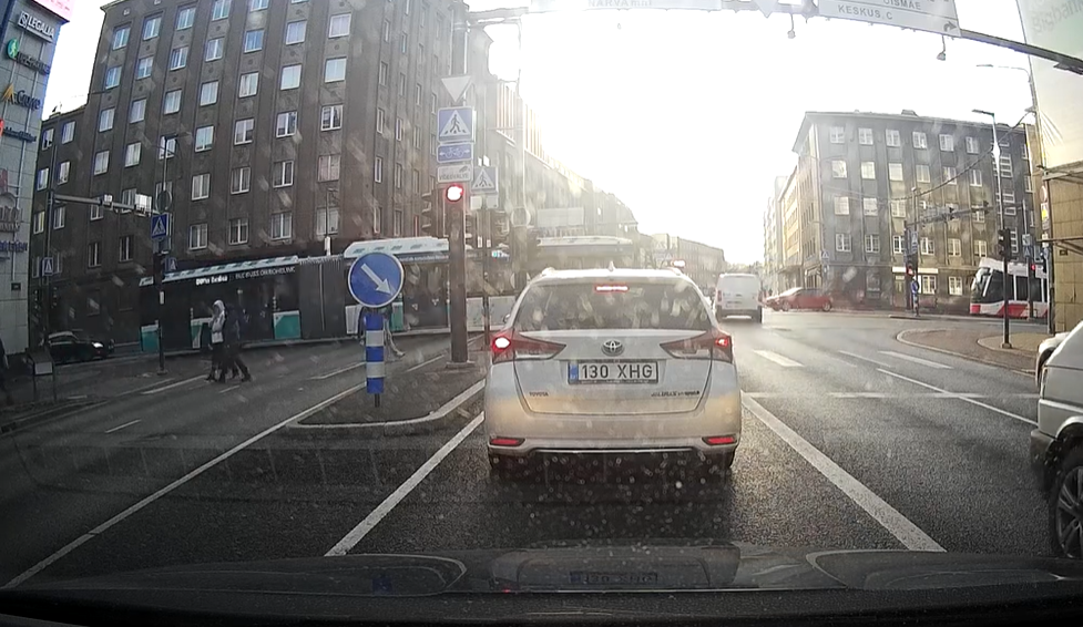 Nagu filmis: Tallinnas sõidab auto punase tulega üle ristmiku ja õnnekombel keegi pihta ei saagi